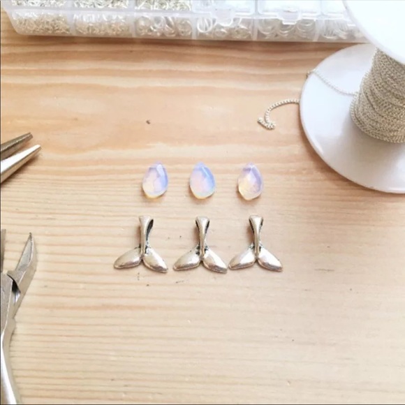 Fish Tail  Gem Necklace - Picture 3 of 4